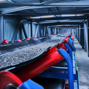 Convogliatori industriali a nastro fisso per la movimentazione di materiali sfusi